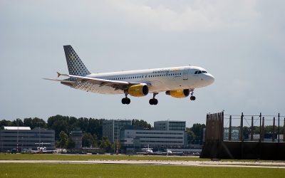 ¿Tu aerolínea debe informarte de cada cambio? La justicia condena a Vueling por no hacerlo gracias a EKA/ACUV